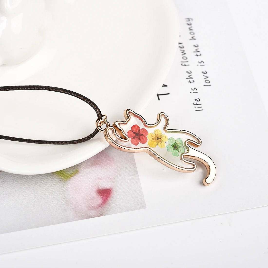 LIEBE ENGEL, с милым рисунком кота, ожерелье из смолы творческий Стиль Китти сухие цветы кулон ювелирные изделия прозрачный кулон, украшенное цветочным узором
