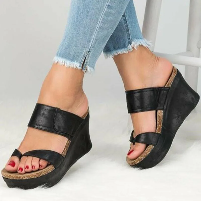 black COVOYYAR Для женщин Туфли-сабо на танкетке, слайды на высоких каблуках летние дамские сандалии на платформе в виде рыбьей чешуи Большие размеры женские Вьетнамки WSL95 - Цвет: black