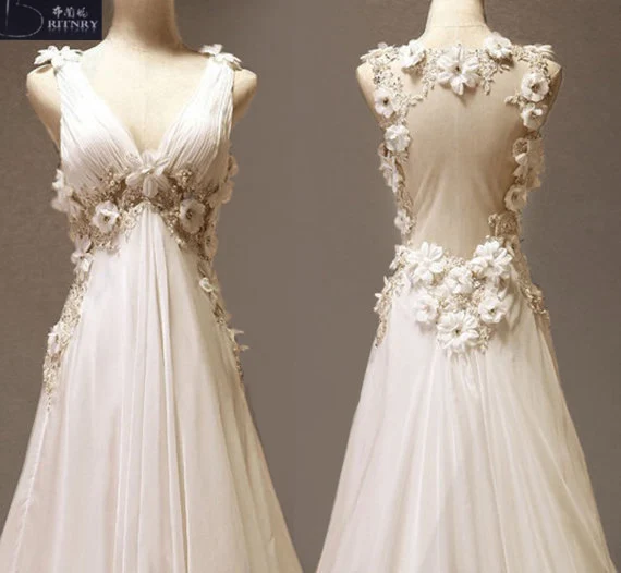 красивые платья на манекене. манекен под свадебное платье. манекен с платьем черное белое. платье невесты на манекене. белое платье на манекене.