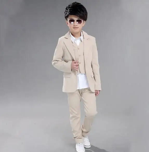мальчик в бежевом пиджаке. бежевый мальчик. летний пиджак для мальчика. бежевый мальчик. бежевый костюм для мальчика.