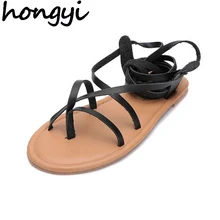 Hongyi/Новое поступление женские летние ботинки-гладиаторы Strappy искусственная кожа повязки на шнуровке стринги клип кольцо носком на Плоском Каблуке Сандалии с вырезами