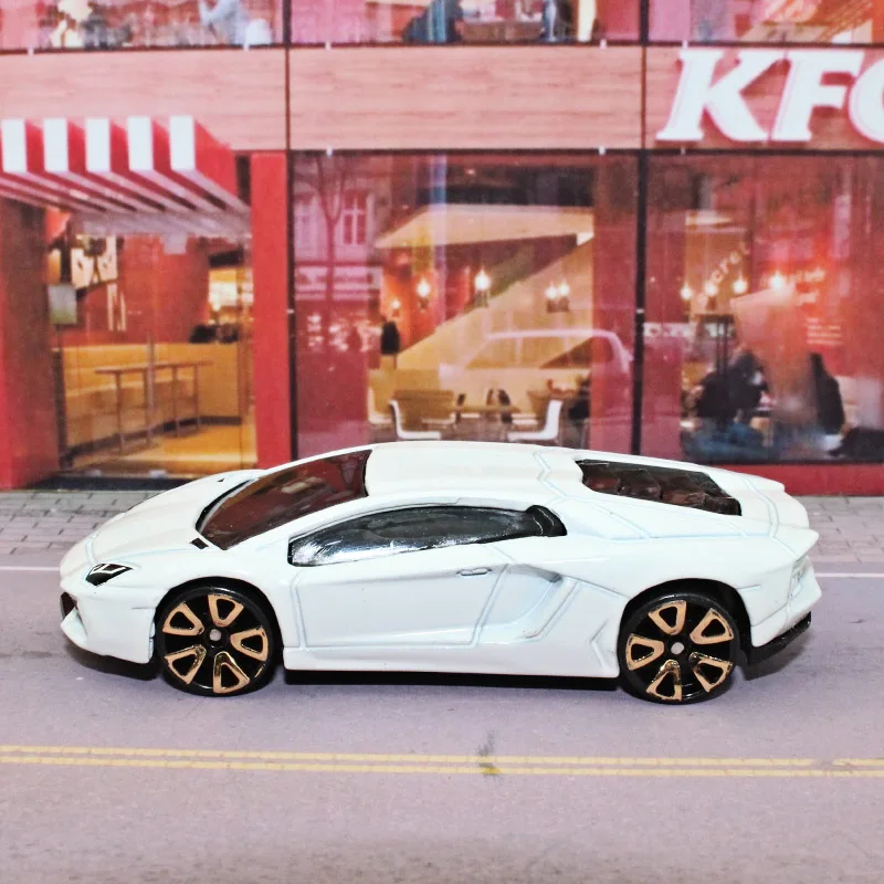 

LR 1:64 Lambo 700 Diecast Alloy car model Collection decoration kids toys Give your child the best gift