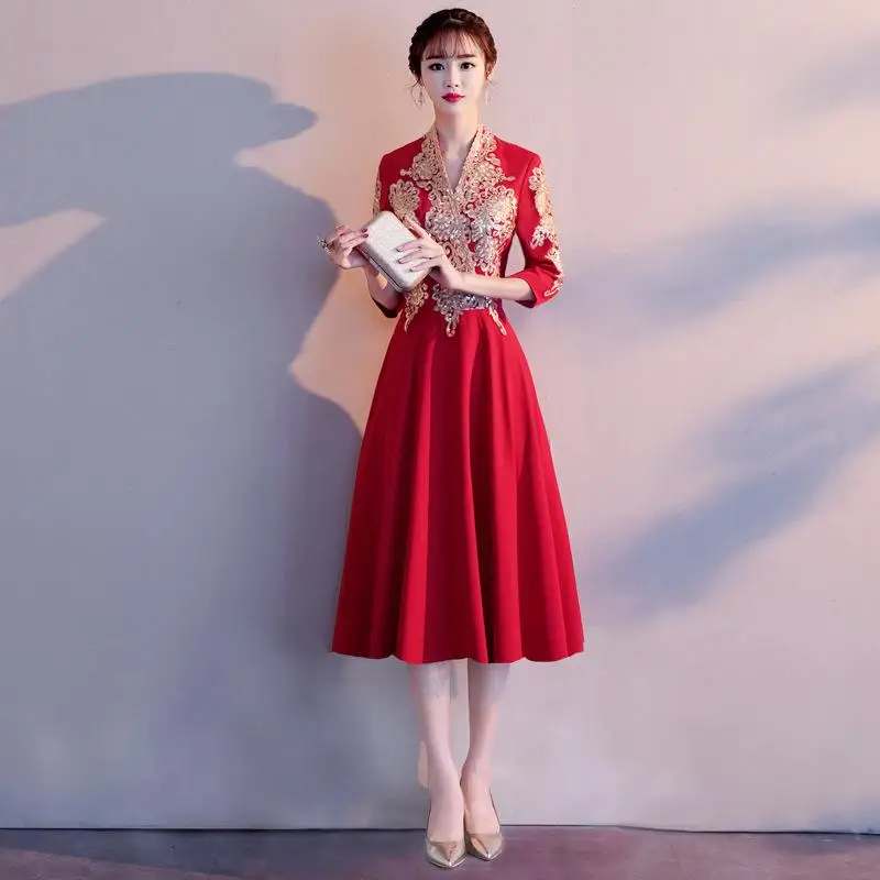Элегантные атласные женские Qipao красные с v-образным вырезом Свадебные платья невесты Китайский традиционный Чонсам Большие размеры 3XL Vestidso Сексуальное Женское Платье - Цвет: Red Short