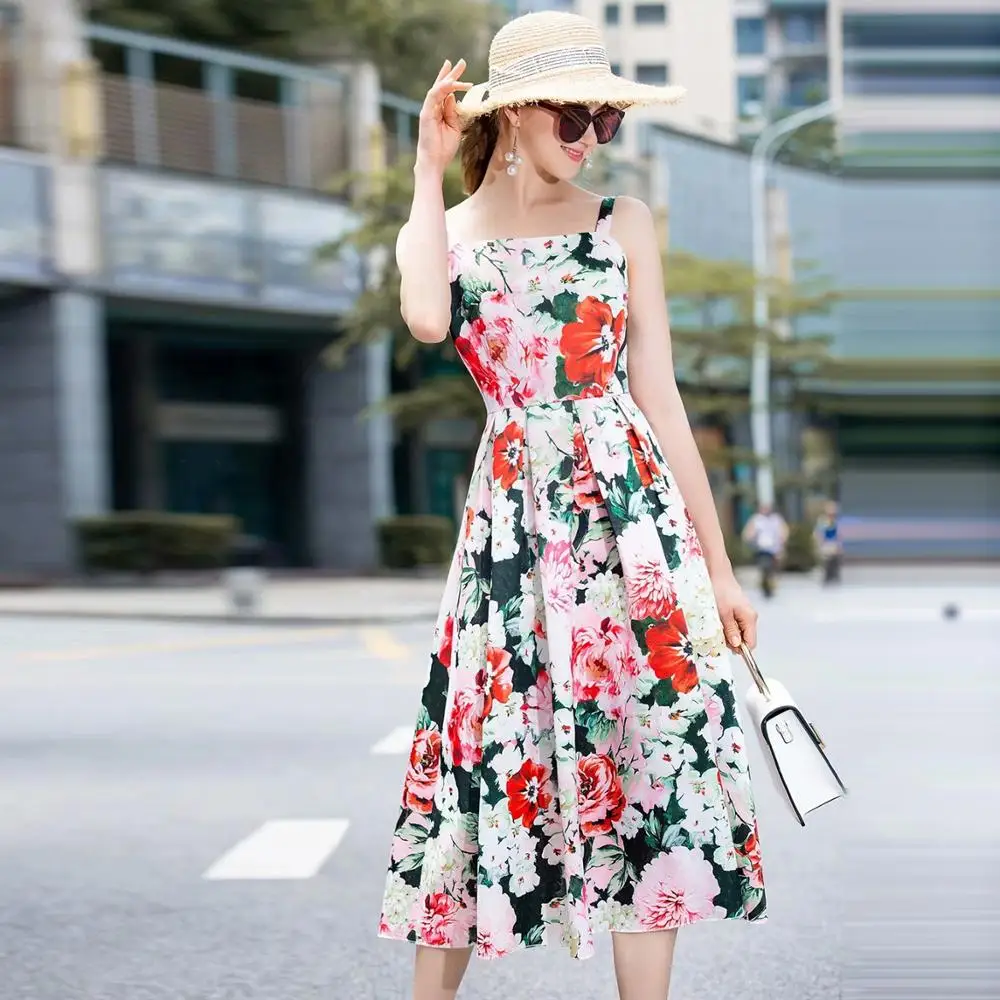 Мультиколор женские платья. Молодежный сарафан шифон. Мультиколор женские платья. Passaredo adidas принт. Женщина в разноцветной одежде.