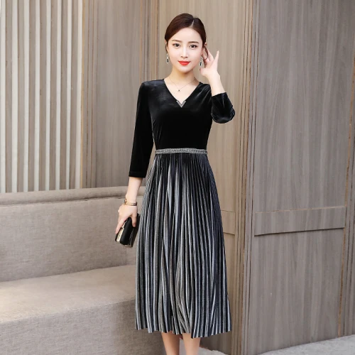 

High quality velvet dress women 2019 spring autumn elegant Diamonds V-neck party dress ladies Vintage long Pleated velvet dress