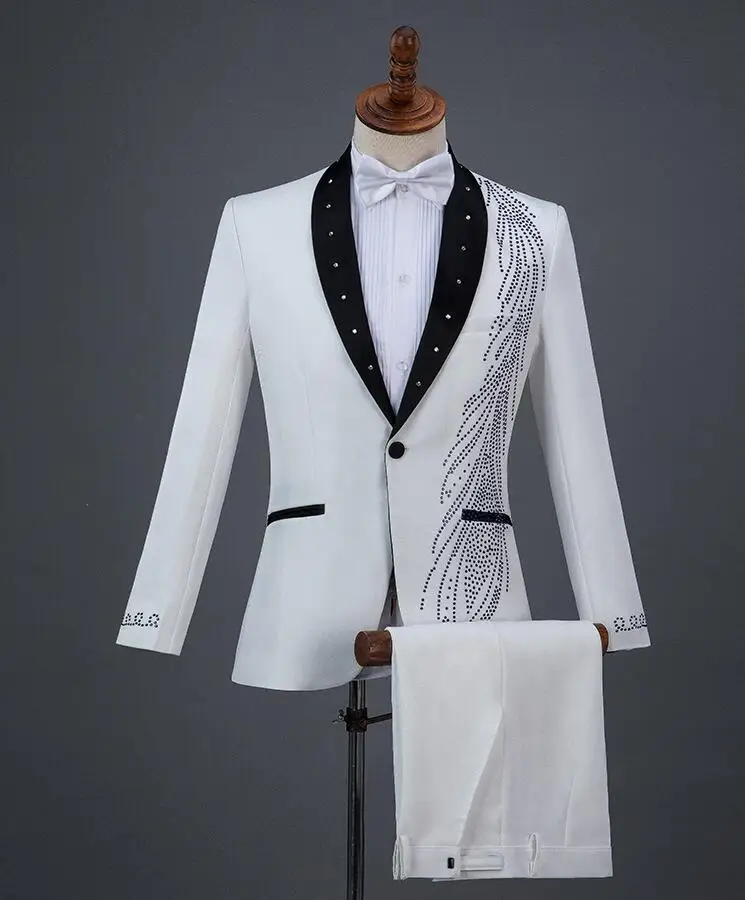 стильные концертные пиджаки для мужчин. флинхард белый костюм. свадебный пиджак. свадебный костюм для жениха на манекене. брючные костюмы для вокального коллектива.