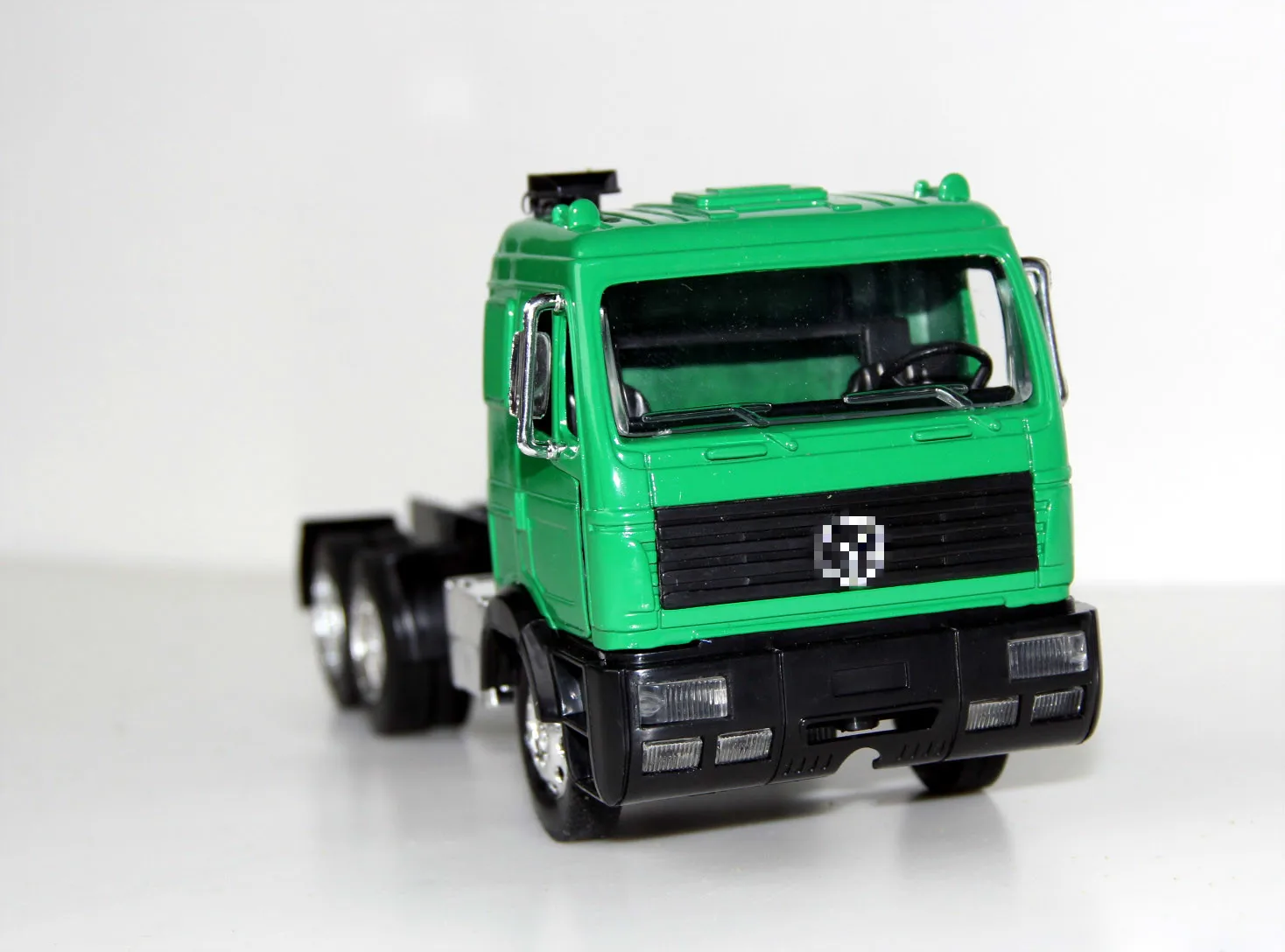 

New Special Offer Die-cast Metal 1/32 Truck Tractor Static Desktop Display Collection Model