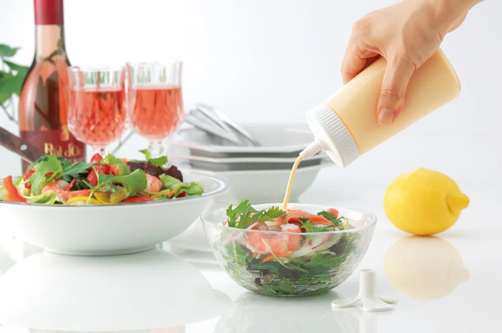 220 ml Three Leaves Shape Plastic Salad Dressing Bottles Upside Down