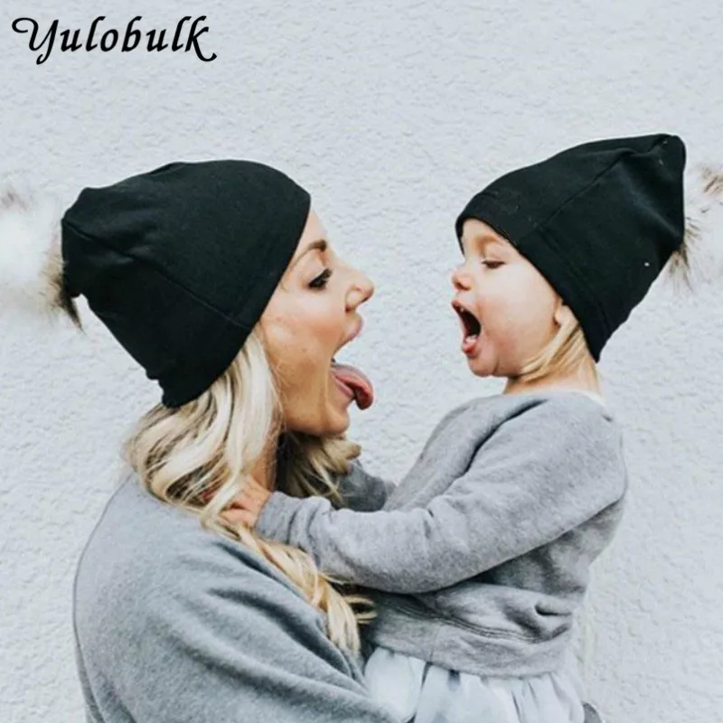 2 шт., комплект для семьи, для матери, детская шапка Помпон из искуственного меха головные уборы с помпоном натуральный хлопок Родитель Ребенок зимние Кепки для мальчиков и девочек, шапочка с помпоном шапка для малышей