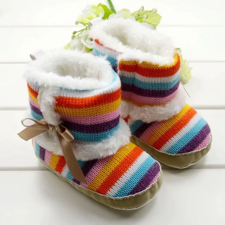 Детские сапоги в радужную полоску; милые теплые ботиночки для новорожденных; Мягкие плюшевые зимние ботинки для малышей