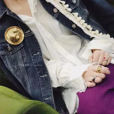 

Fashion temperament brooch paragraph cold wind gold letter brooch retro personality styling big gold nugget round brooch 929