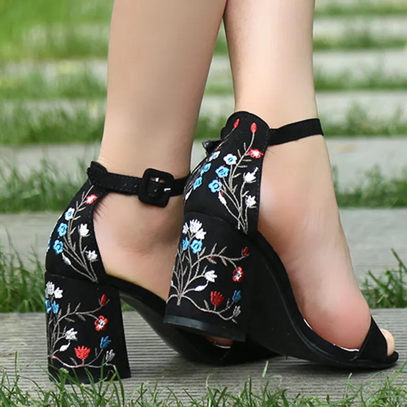 Женские летние босоножки на высоком каблуке с вышивкой; женские сандалии; этнические цветочные сандалии вечерние туфли-лодочки на каблуке; zapatos mujer