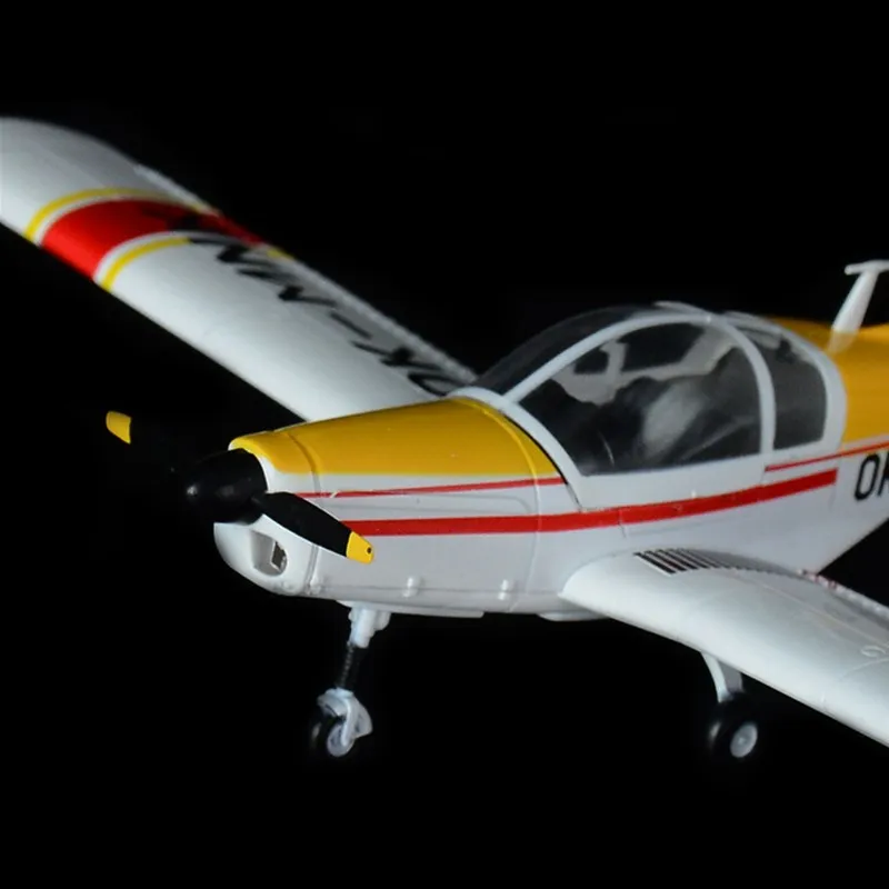 Предварительно построенный 1/72 масштаб Zlin Z 42 Z-142 тренажер самолет Коллекционная хобби готовая пластиковая модель