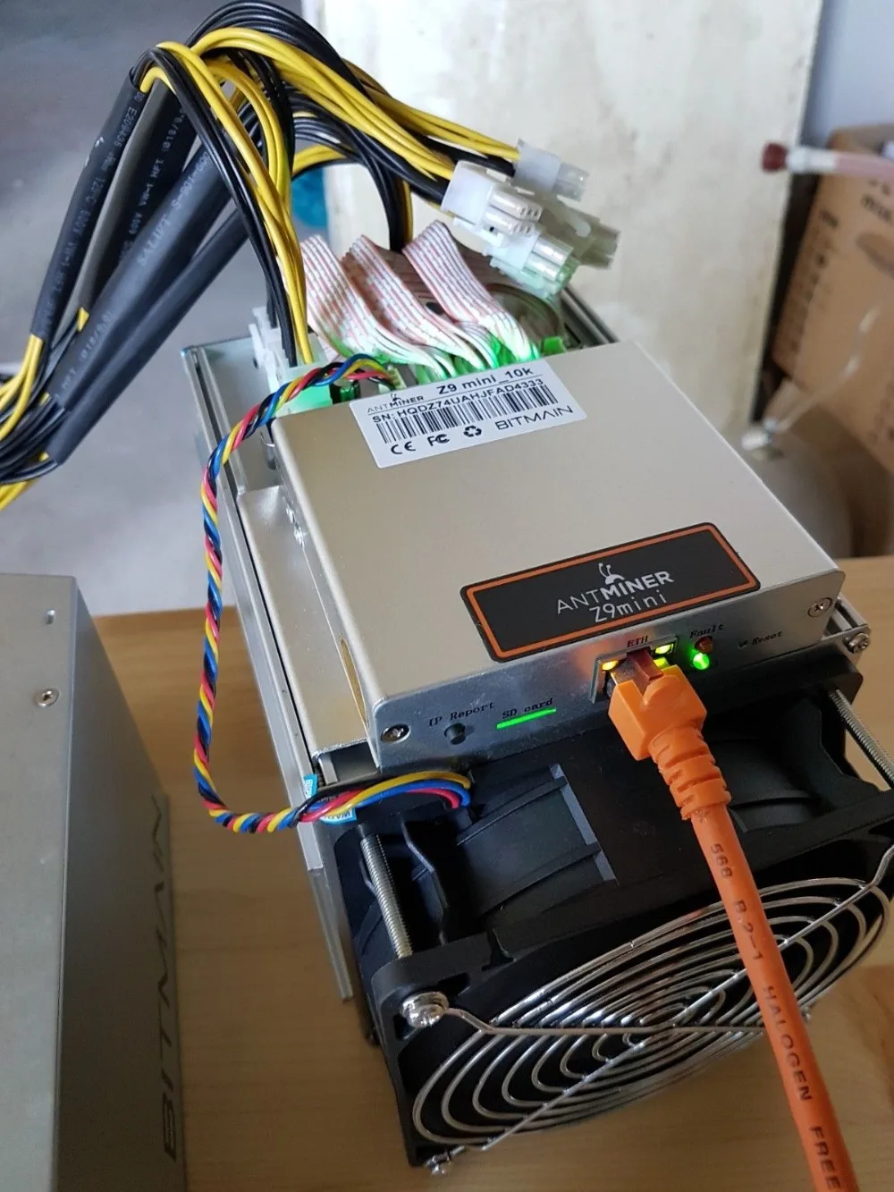 В наличии Новый ZCASH Шахтер Antminer Z9 мини 10 k Sol/s 300 W с Bitmain APW3 1600 W PSU хорошую прибыль лучше, чем A9 S9 до 14 k Sol/s