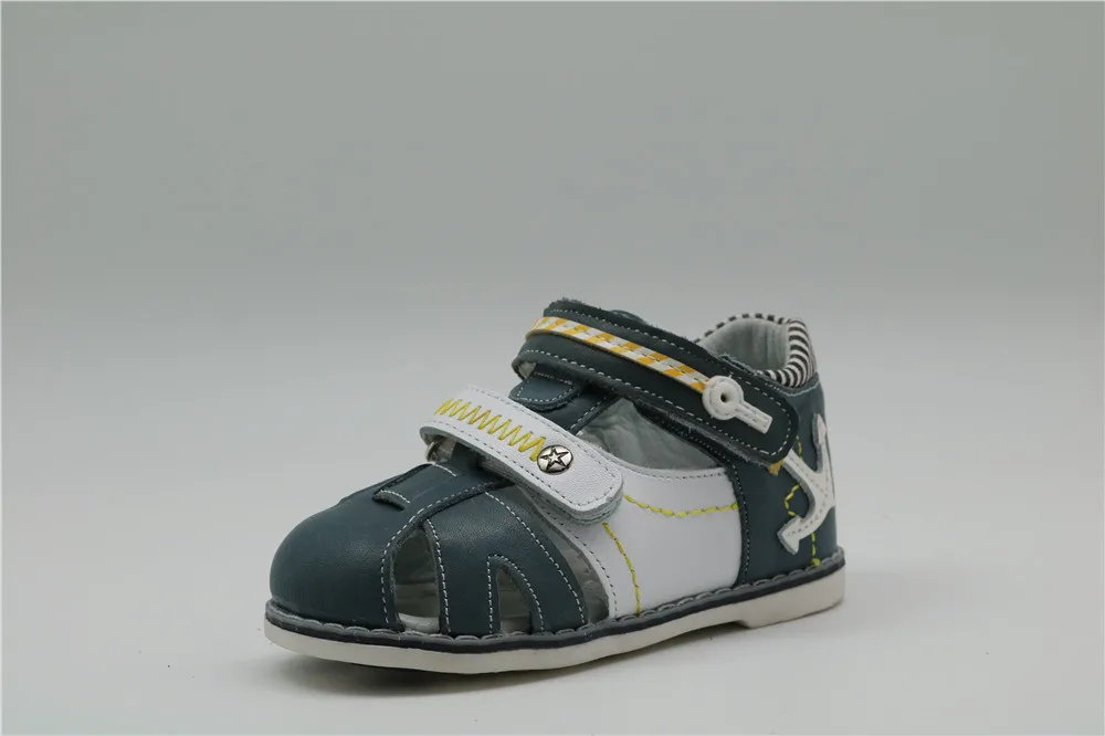Apakowa/новые детские сандалии из натуральной кожи для мальчиков; детская летняя обувь с закрытым носком; сандалии для мальчиков с вырезами; детские кожаные сандалии