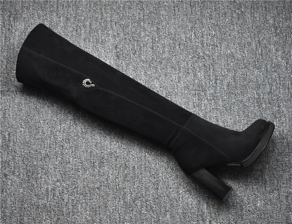 Odetina/модные черные ботфорты на высоком квадратном каблуке женские теплые зимние сапоги выше колена на платформе с молнией и металлическими украшениями