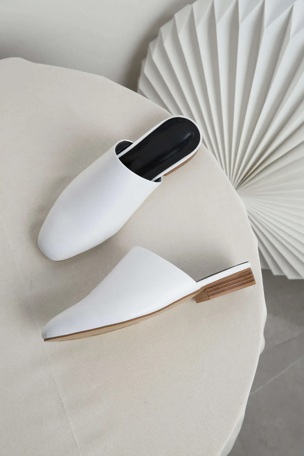 D'été Bas blanc Nouveauté Classique Mules Élégant Réel Vache Carré Blanc En Shopping Noir Cuir Noir Talons Chaussures Paresseux Lady Bout Femme L04 11rSqzx