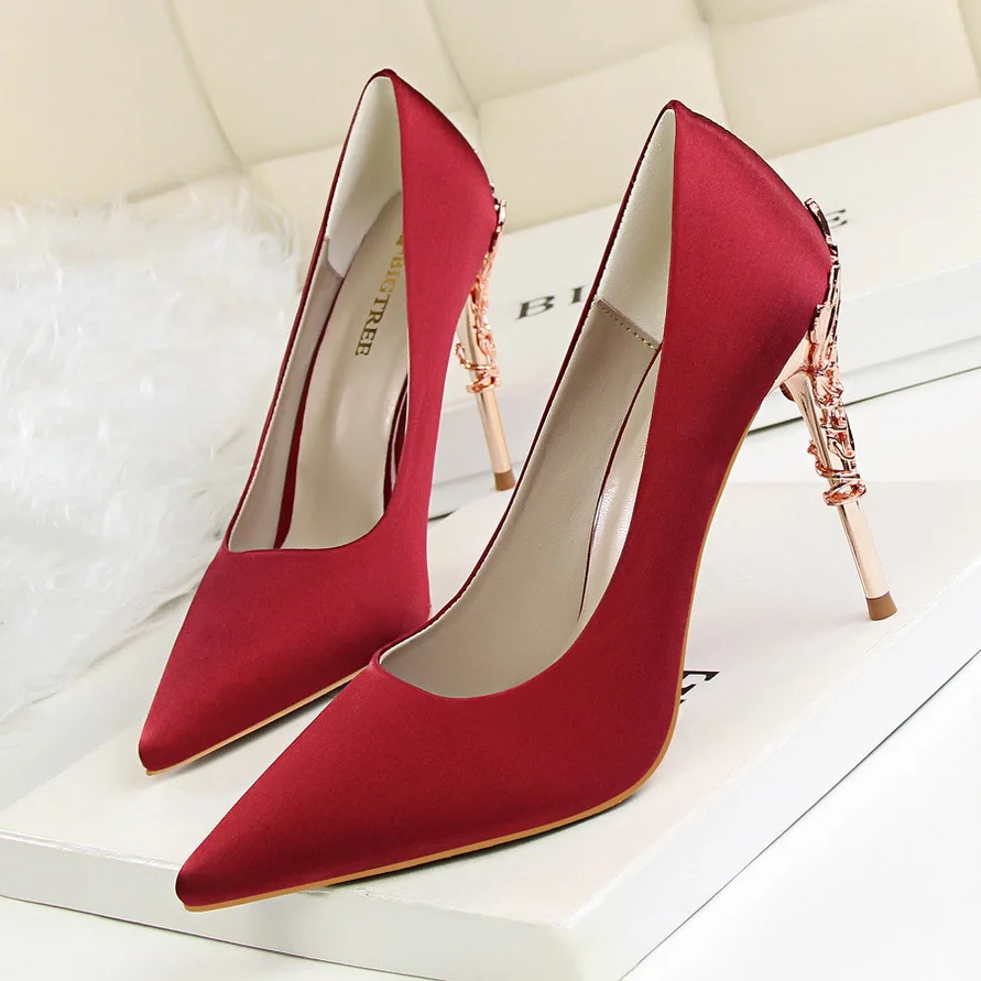 

2019 New Metal Carved Heels Women Pumps Solid Silk Pointed Toe Shallow Fashion High Heels 10cm Women's Shoes Wedding Shoes 92192