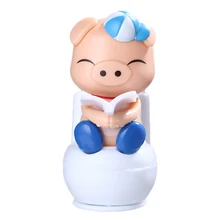 Новинка года, милая поросенок на солнечной энергии, сидящая на унитазе, откидной клапан, домашний автомобильный орнамент, офисный декор, забавный подарок для детей, новинка, игрушка