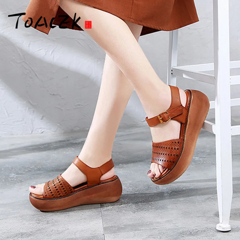 

Lady Sandals new retro handmade single shoes round head hollowed sandals