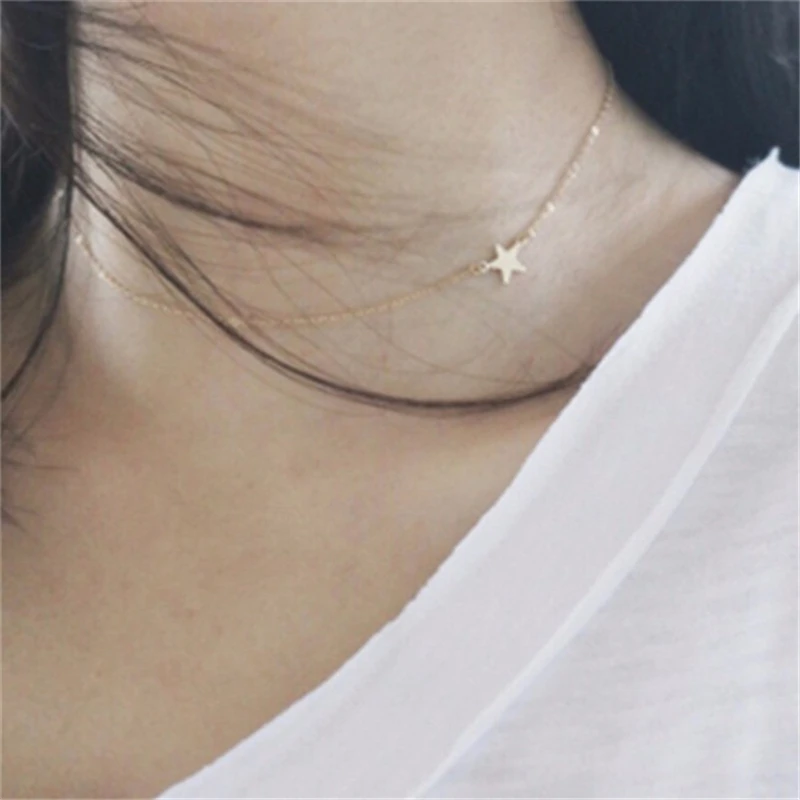 

Delicate Sideways Tiny Star Necklace.Elegant Temperament Female Models Horizontal Pointed Star Necklace