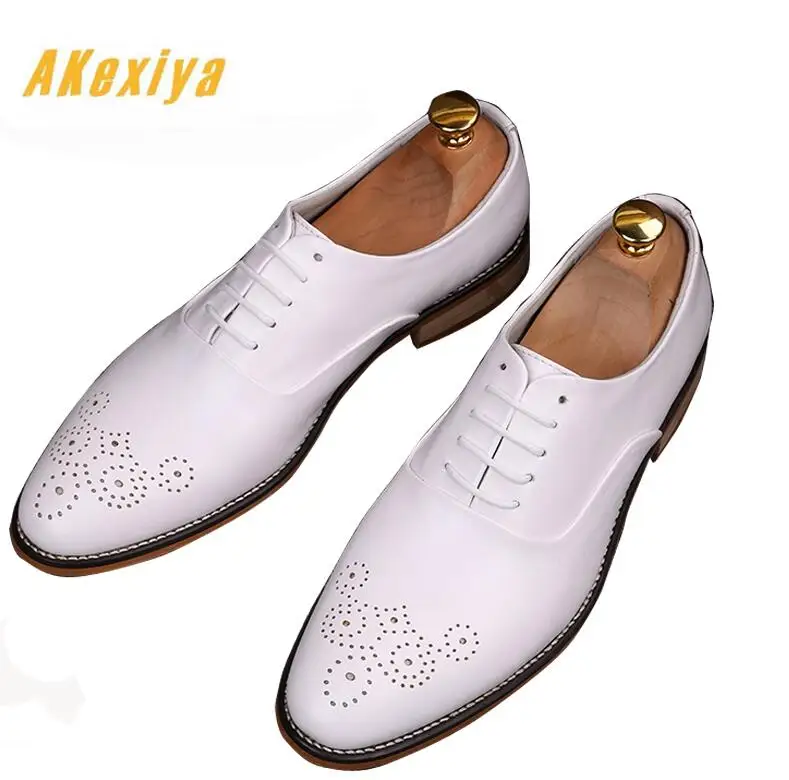 

British Newest Designer gentleman pointed Brogue flats Oxfords lace-up white Shoes Men Homecoming Dress Wedding Party shoes