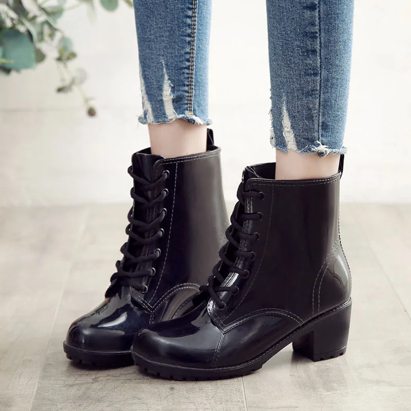 comprar Rouroliu PVC Botas De Chuva As Mulheres de Salto Alto Lace Up À Prova D Água Tornozelo Rainboots Sapatos Sapatos de Água Galochas Mulher Multi Cores TS49