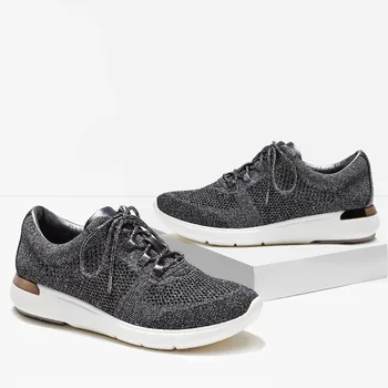 

2018 autumn new fashion simple solid color flat shoes women soft and comfortable breathable thick sole casual shoes.