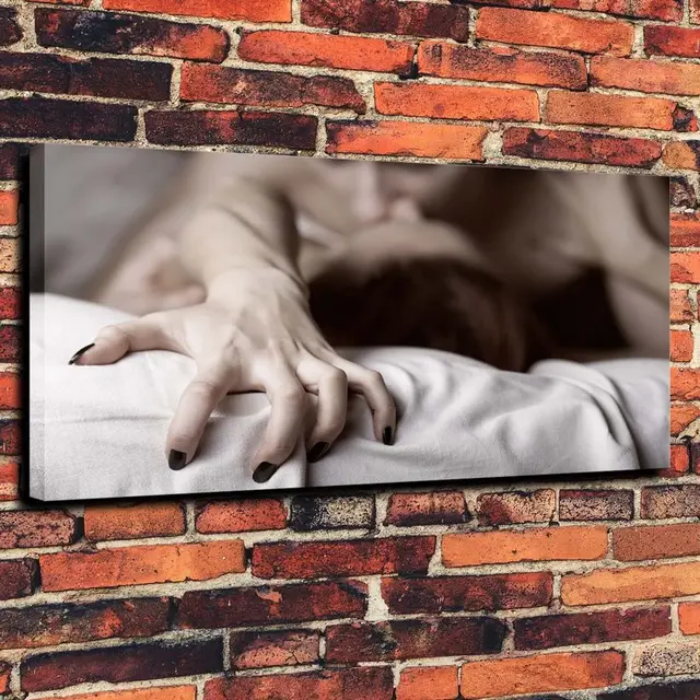Swinging singals club Sexual hand prints