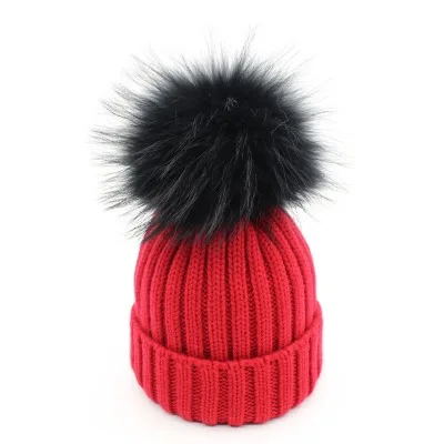 Красочные помпоны из искусственного меха енота, вязаные теплые шапки Skullies Beanies, шапки для женщин и девочек, детские зимние лыжные шапочки, чепчик черного и красного цвета - Цвет: red 1