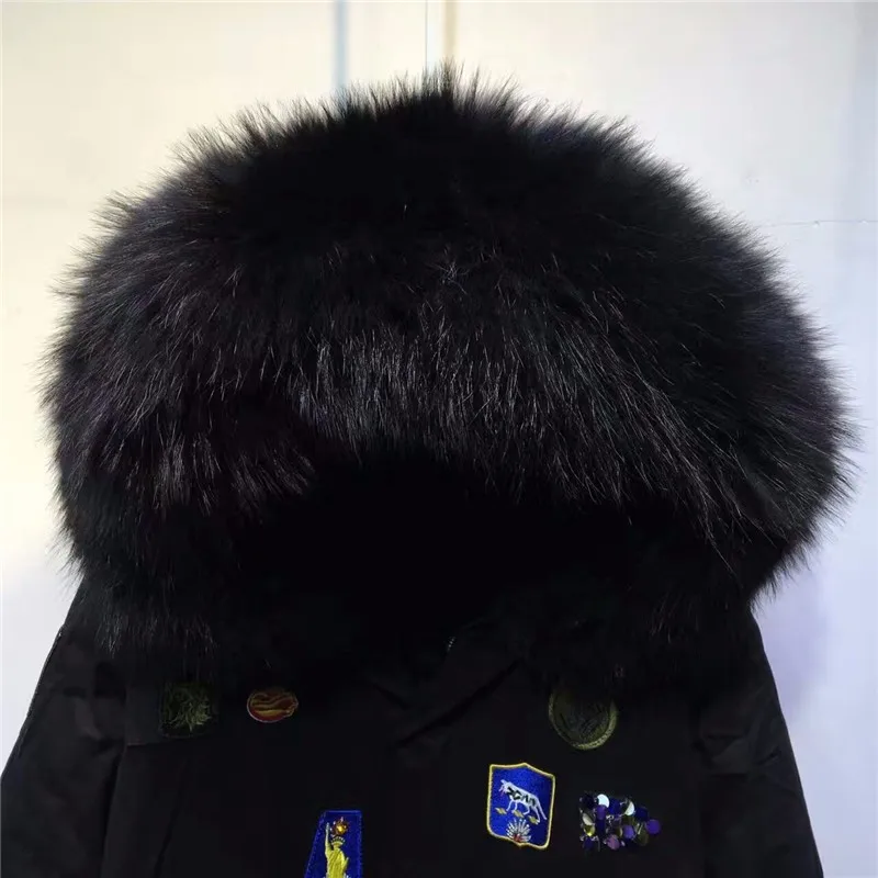 Все черные патч дизайн зимняя куртка для женщин из искусственного меха с капюшоном Пальто Верхняя одежда большой енот мех короткая парка