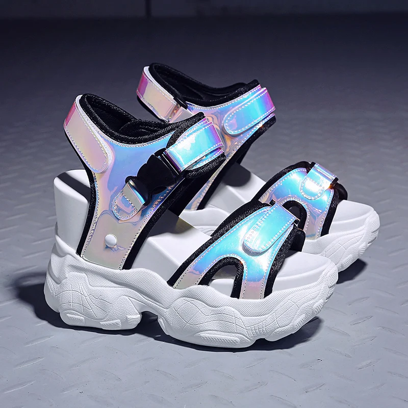 الصيف أزياء المرأة الصنادل 11.5 سنتيمتر الكعوب إسفين أحذية منصة بلينغ جلدية صندل كعب عالٍ للنساء المصارع رياضية الصيف أزياء المرأة الصنادل 11.5 سنتيمتر الكعوب إسفين أحذية منصة بلينغ جلدية صندل كعب عالٍ للنساء المصارع رياضية