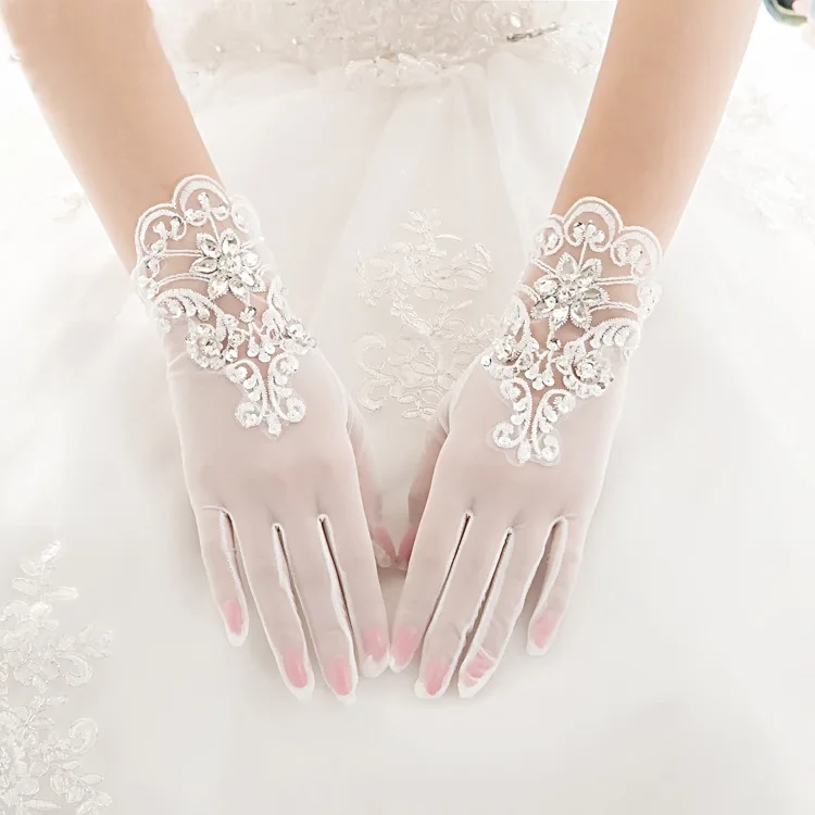 

2018 New Korean Style Simple Elegance, Short Wedding Gloves Beading Bride White Lace Wedding Accessories Finger Wrist Length