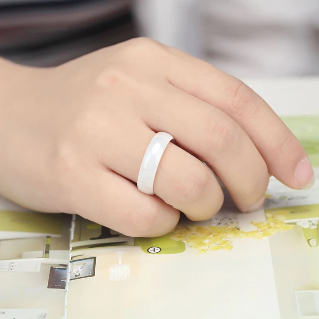 Фото женское кольцо гладкое керамическое высокое качество светильник