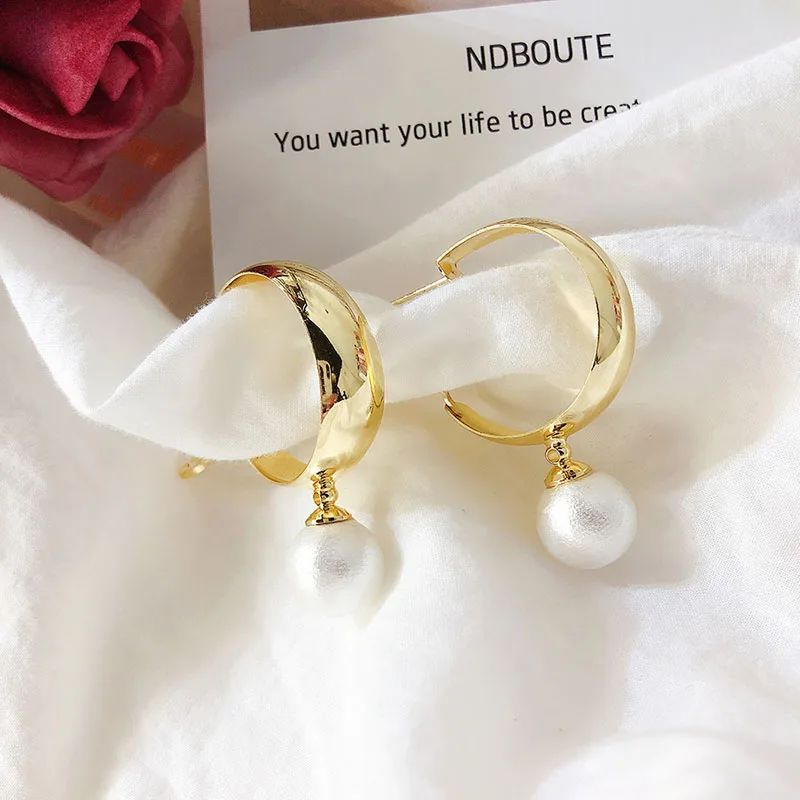 

WTLTC Vintage Gold Color Metal Wide Hoop Earrings for Women Geometric Round Earrings Baroque Pearls Hoop Earrings Party Brincos