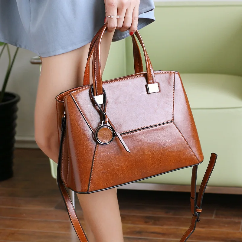 

2018 Korean version of the new leather handbags oil wax fashion wild shoulder bag Messenger bag.