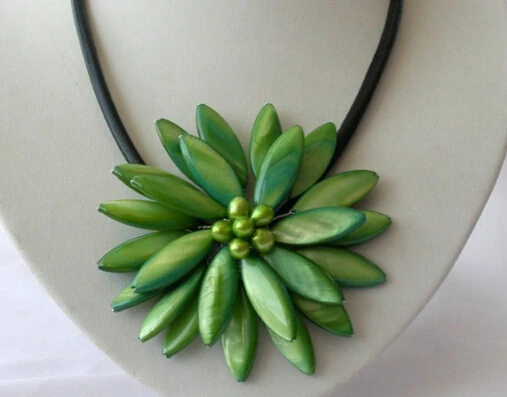 

huij 002239 green baroque freshwater pearl shell flower leather necklace