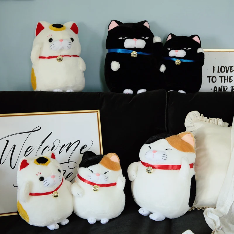 

Plush Stuffed Fortune Cat Good Luck Cat with Bell Kitten Mascot Stuffed Animals Doll Shop Window Hotel Front Desk Decor Toy