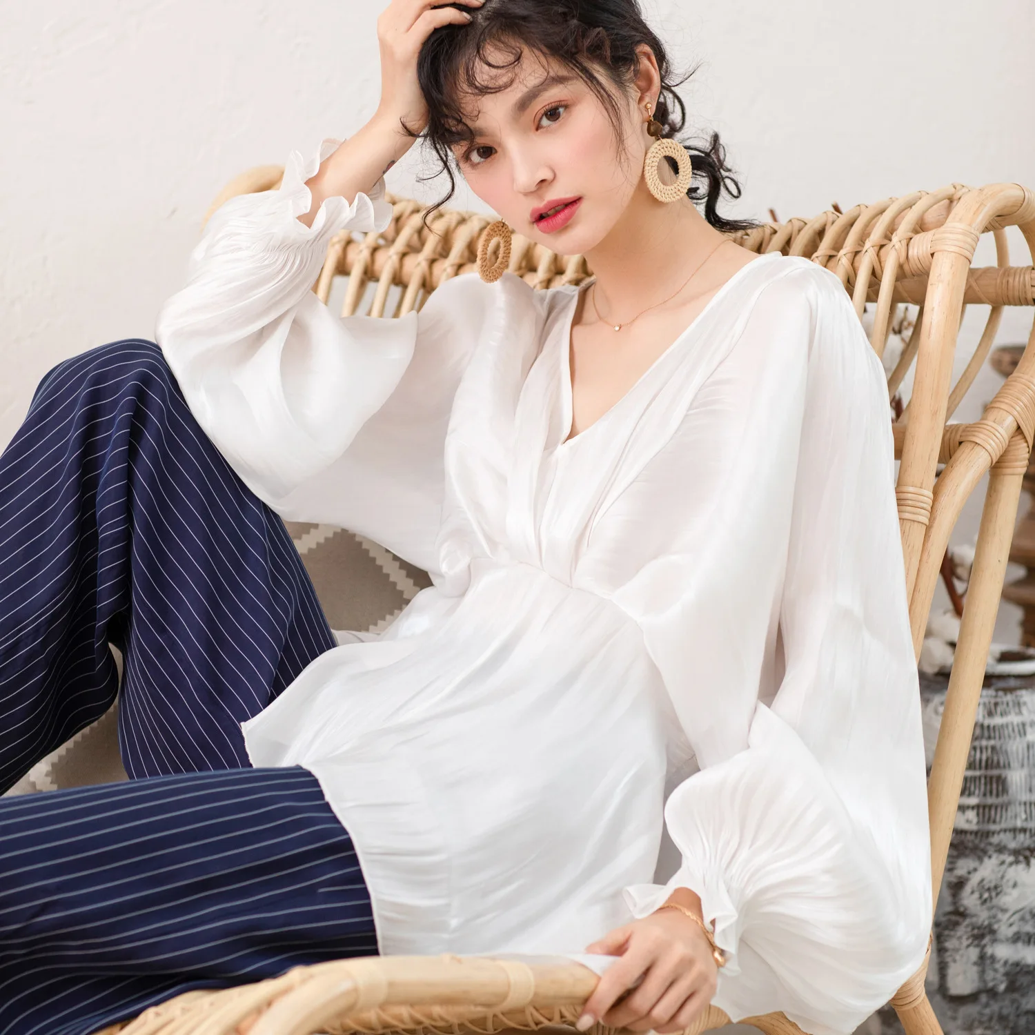 

2019 Spring Summer New shirt V Collar Beads Show Thin Temperament Elegant Light shirt Service Shirt Women