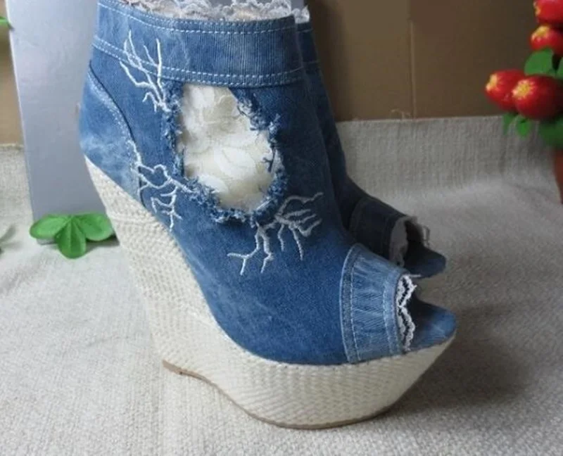 Женские синие сандалии из джинсовой ткани на платформе и высоком каблуке с открытым носком сандалии на танкетке с кружевным декором женские летние сандалии с вырезами и молнией сбоку