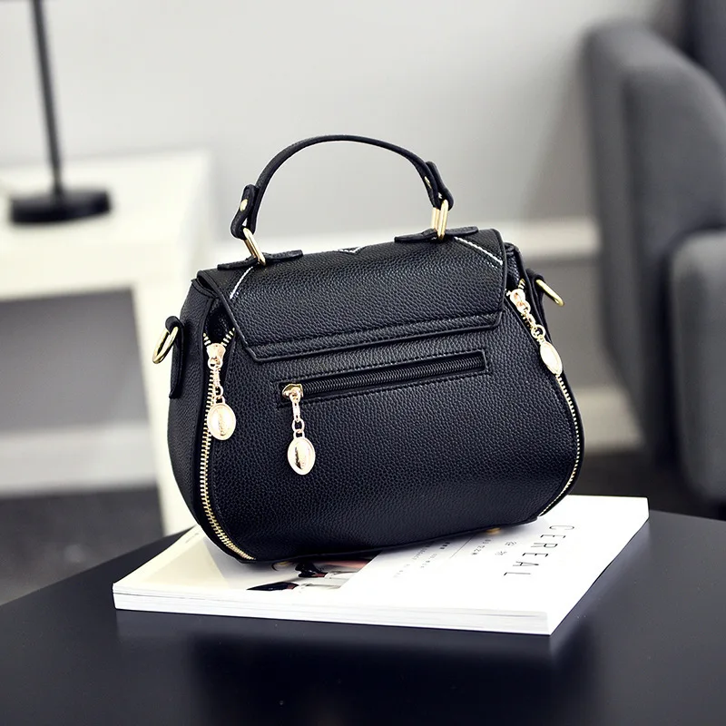 2017-Fashion-Woman-Geometry-Small-V-Style-Saddle-Luxury-Handbags-Crossbody-For-Women-Famous-Brands-Messenger (3)
