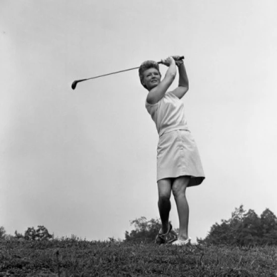 Woman plying golf Poster Print (24 x 36)