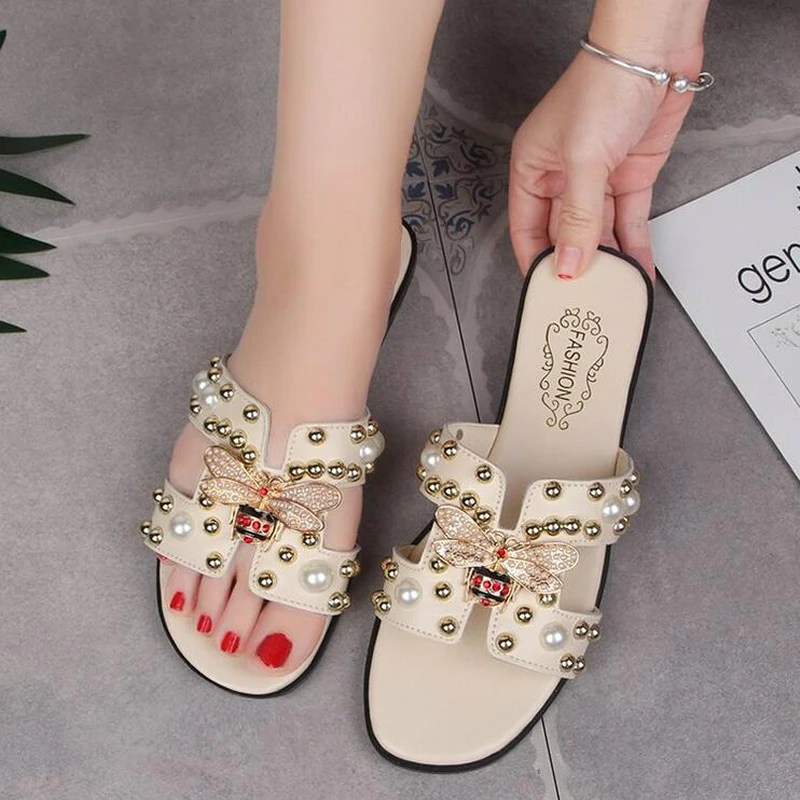 

Women Sandals Flat Fashion Slip on H Studded Pearl Women Slides Sandals Street Korea Metal Bee Decoration Female Sandals W03