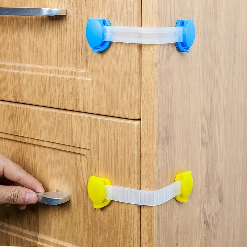 Мягкое закрывание дверей. Вкладные двери шкафов. Как закрыть дверцу шкафа. Как закрыть дверцу шкафа. Регулировка дверок кухонных шкафов.