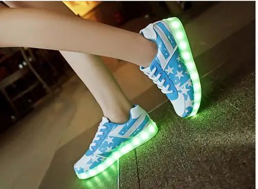Новая мода светильник со шнуровкой детская обувь со светодиодной подсветкой для мальчиков и девочек; повседневные туфли со светящимися цветными вставками со светящейся подошвой для детей