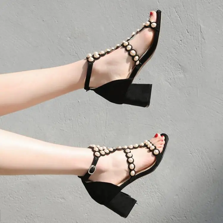 

Luxury Full Pearl Embellishments Buckle Women Sandals Peep Toe T-Strap Gladiators Cover Heel Summer Womens Shoes Square Heels