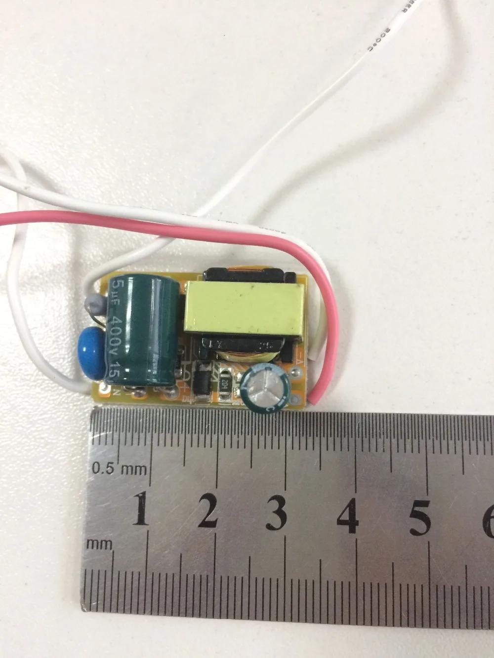 1 шт. и он имеет высокую эффективность 300mA 18 36*1 Вт DC 60V ~ 120V светодиодный драйвер 20 24W