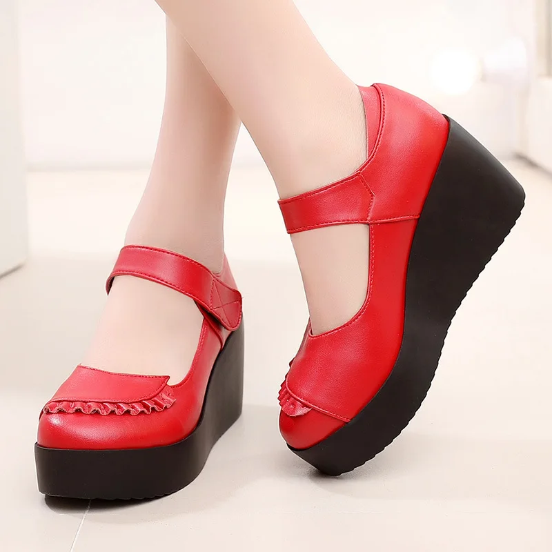 Черные, красные женские туфли на танкетке, Повседневные Туфли Мэри Джейн г. Весенние туфли-лодочки на среднем каблуке кожаные туфли для танцев 41, 42, 43 - Цвет: Красный