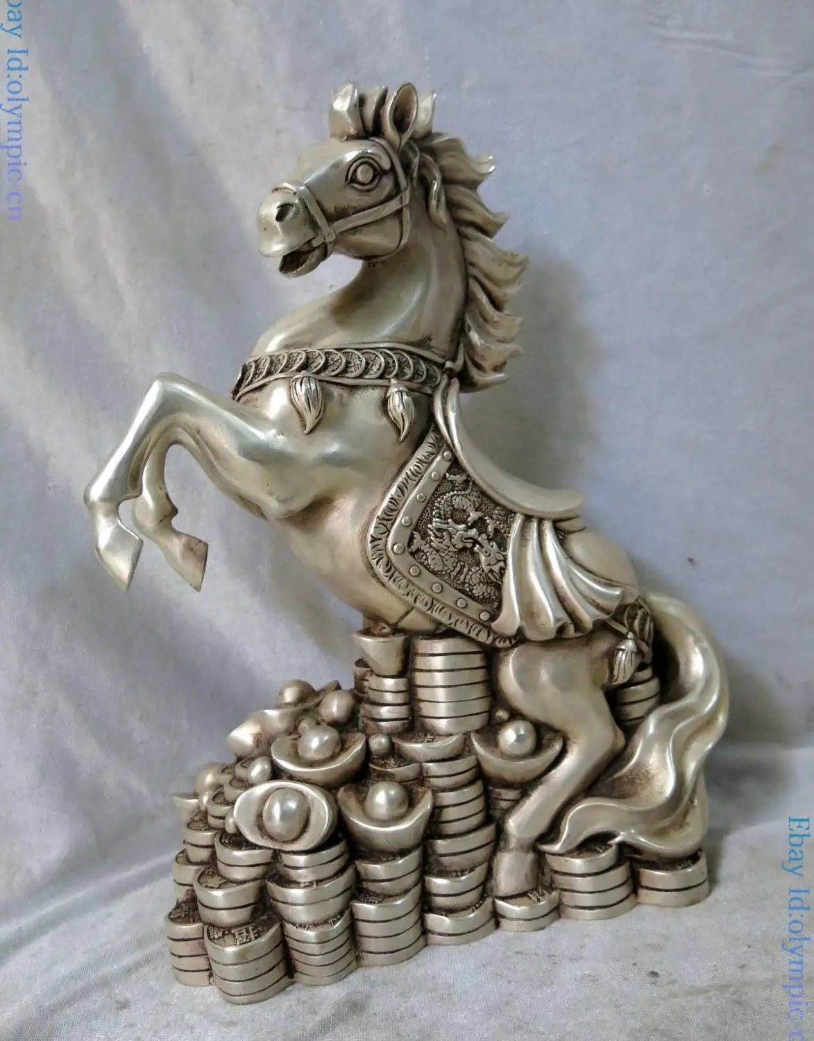 Денежная лошадь. Лошадь и деньги. Лошадь и деньги фото. Лошадь жует. Конь с деньгами.