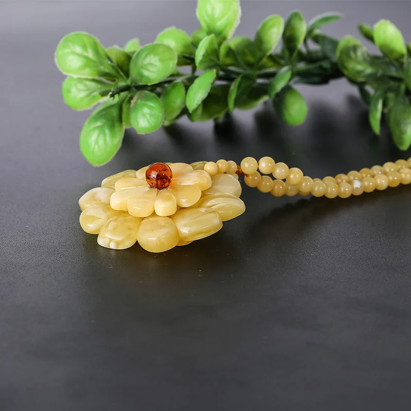 

Natural amber wax wax jewelry pendant, Baltic Sea Mine fashion ladies Necklace Jewelry Prom engagement accessories